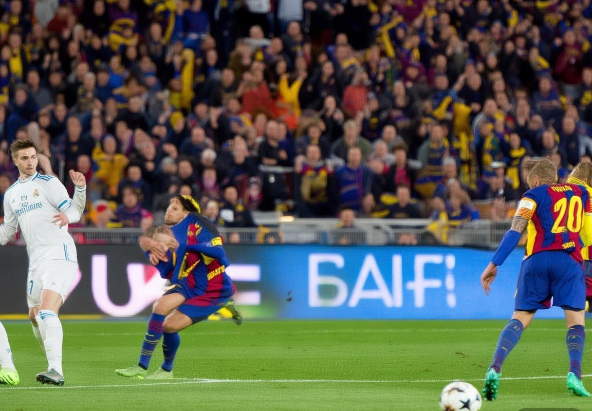 2018西甲国家德比：巴萨2-0皇马，战术对决与夺冠梦想(图2)